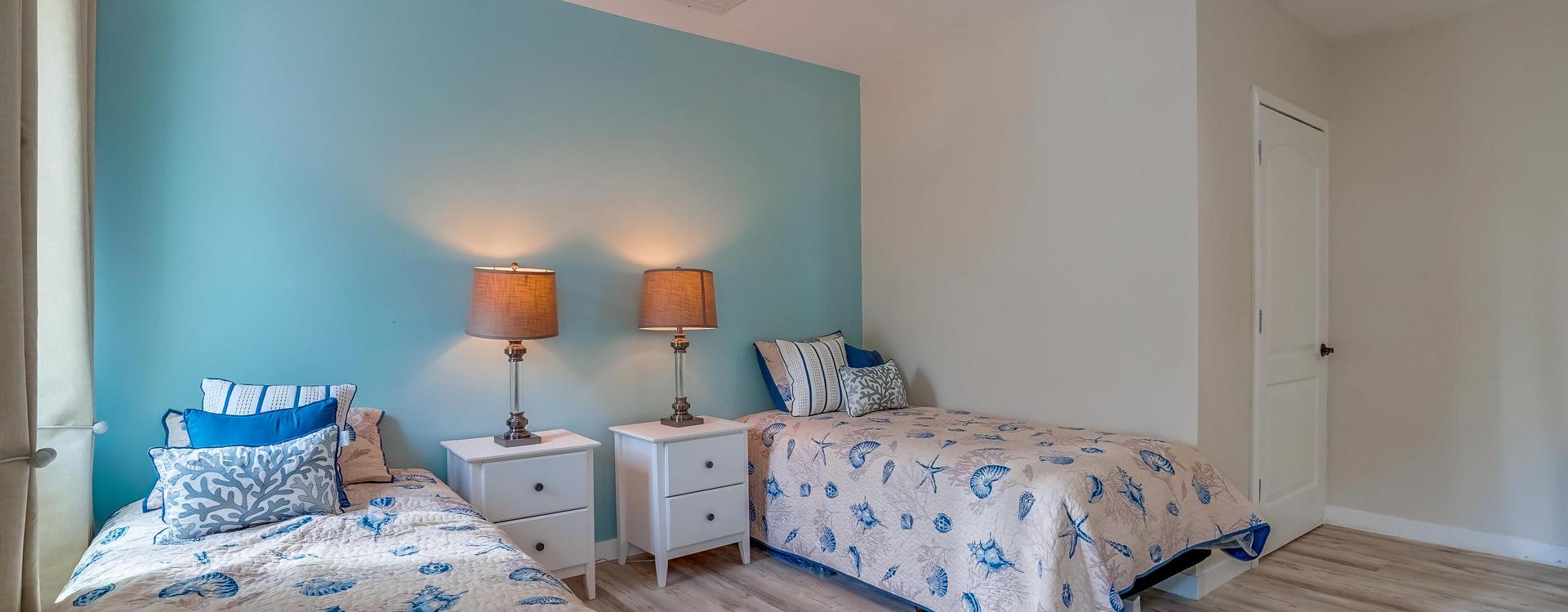 A bedroom with two lamps and a bed